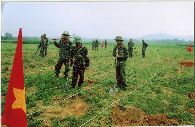 Lực lượng Công binh đang rà phá bom mìn, vật nổ còn sót lại sau chiến tranh