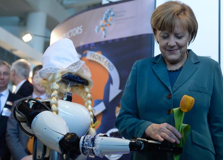 Thủ tướng Đức Angela Merkel nhận hoa tu-lip từ một rô bốt hình người 