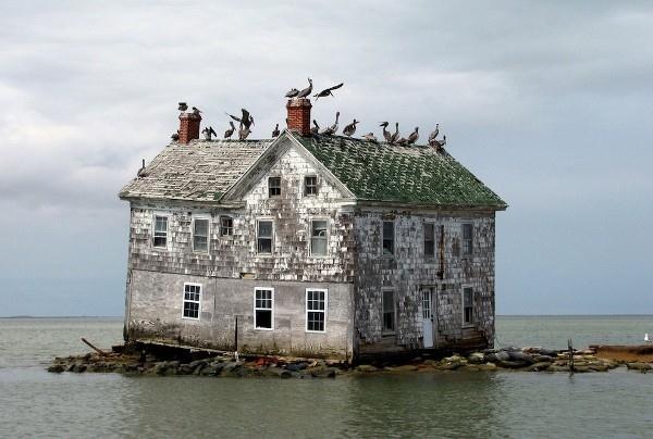Hàng thập kỉ qua, Đảo Hà Lan ở vịnh Chesapeake đã bị bỏ hoang và chỉ còn sót lại những ngôi nhà trôi nổi trên mặt nước.