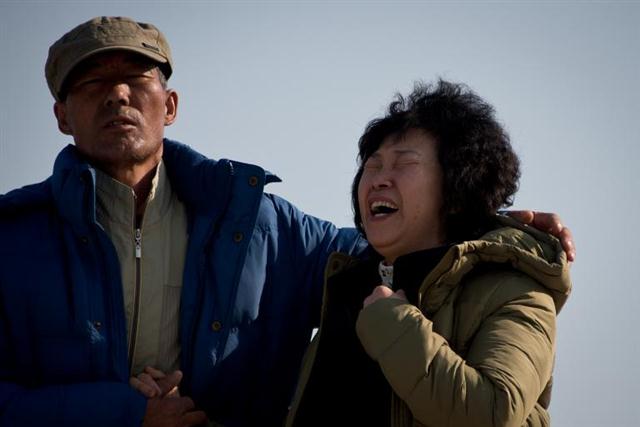 Người nhà một nạn nhân của vụ chìm phà Sewol khóc tại cảng Jindo ở Hàn Quốc