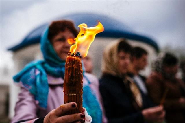 Tín đồ Kitô hữu chính thống tham gia vào lễ kỷ niệm Lễ Phục Sinh ở Lugansk, Ukraina