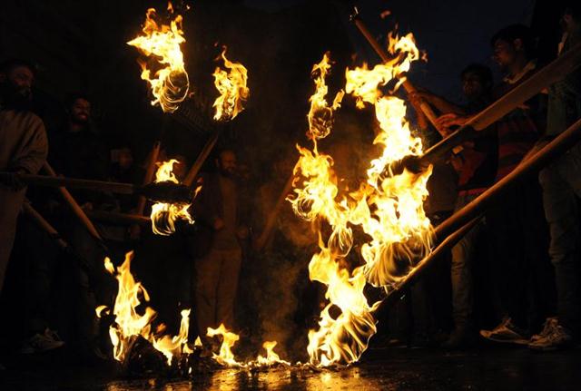 Các chiến binh của tổ chức Mặt trận Giải phóng (JKLF) đốt sáng những ngọn đuốc