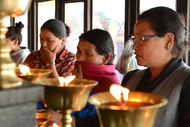 Cầu nguyện cho người thân đã chết trong trận tuyết lở trên núi Everest, ảnh chụp trong tu viện ở Kathmandu, Nepal