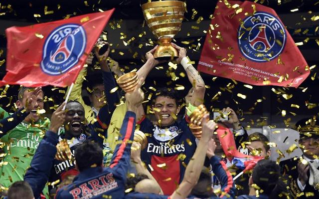Đội trưởng, hậu vệ người Brazil Paris Saint-Germain Thiago Silva giữ League Cup sau khi giành chiến thắng trước Olympique Lyonnais (2-1)