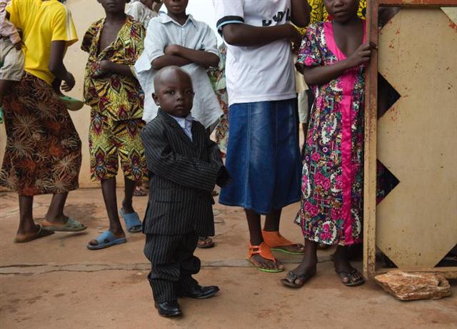 Một cậu bé mặc bộ comple để chào mừng lễ Phục Sinh tại Nhà thờ St Joseph ở Bambari, Trung Phi