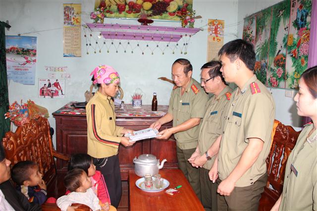 Ông Nguyễn Văn Thanh - TBT thời kỳ 1998 - 2013 trao quà hỗ trợ gia đình nạn nhân trong vụ sập mỏ đá Lèn Cờ (2011)