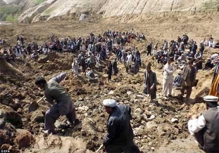 Hàng trăm người dân đang sử dụng các công cụ thô sơ để cố gắng tìm kiếm những nạn nhận bị vùi lấp trong vụ lở đất tại Afghanistan