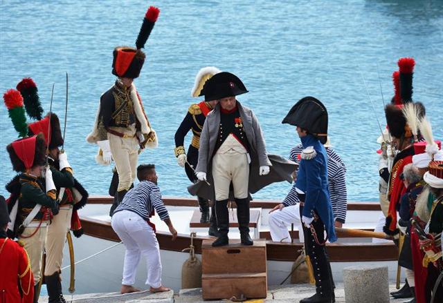Một diễn viên ăn mặc như Napoleon Bonaparte đóng cảnh sự xuất hiện của hoàng đế bị lật đổ trên đảo Elba, tại cảng Portoferraio
