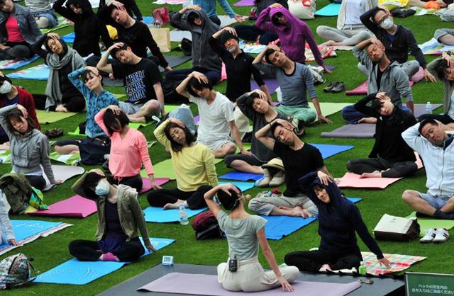 Sinh viên Nhật Bản tham gia vào buổi yoga tại một công viên ở Tokyo trong tuần lễ vàng ngày lễ quốc gia ở Nhật Bản