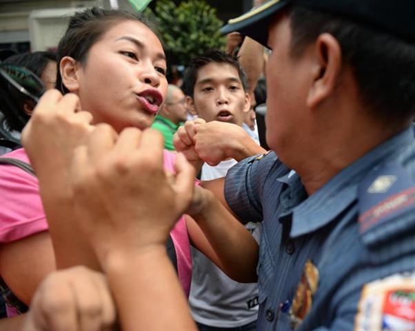 Một người biểu tình chống lại lực lượng cảnh sát ở Manila, Philippines