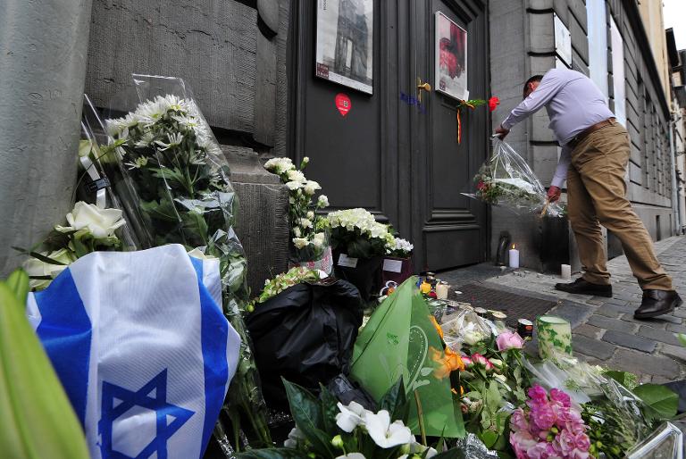Một người đàn ông đặt hoa tại Bảo tàng Do Thái tại Brussels, nơi một người lạ đã giết chết ba người vào hôm thứ Bảy