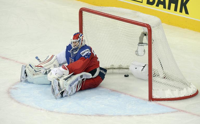 Thủ môn hockey trên băng Alexander Salak của CH Séc thất vọng khi để lọt lưới  trong trận đấu cho huy chương đồng tại giải vô địch thế giới tại Minsk ở Belarus