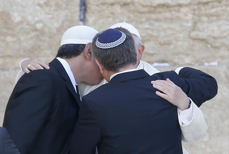 Đức Thánh Cha Francis ôm hai người bạn, người Do Thái và người Hồi giáo, trong lần đến bức tường than khóc ở Jerusalem