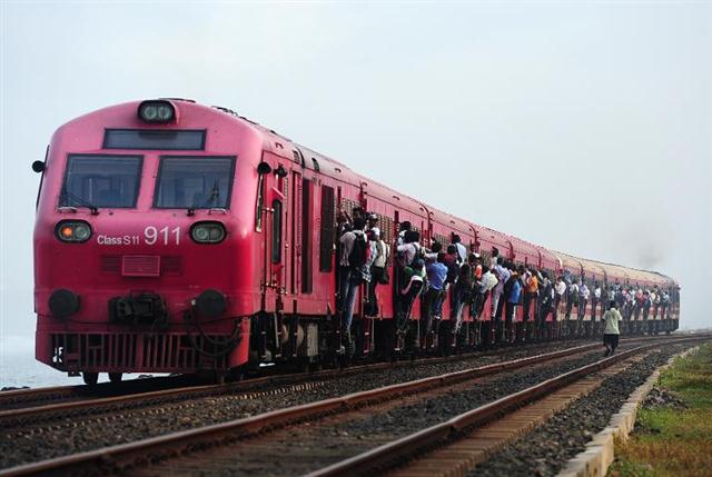 Rất nhiều người dân Sri Lanka bám vào thân của một đoàn tàu đang chạy với tốc độ cao ở thủ đô Colombo