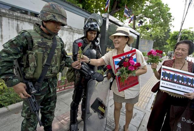 Quân đội Thái Lan nhận được hoa hồng từ những người ủng hộ trước một căn cứ quân sự ở Bangkok