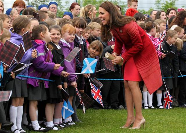 Nữ công tước xứ Cambridge, Kate Middleton, chào đón học sinh ở Crieff, Scotland