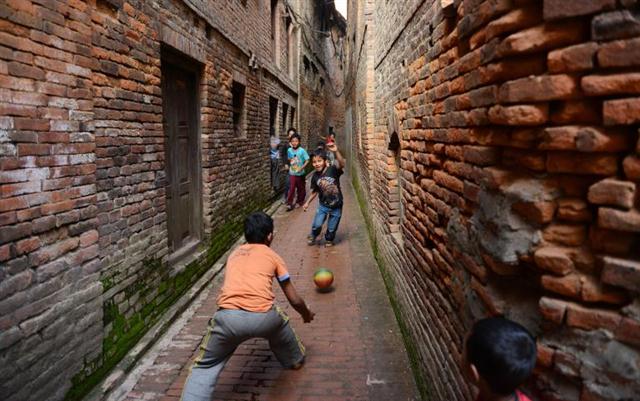 Trẻ em Nepal chơi bóng đá ở Bhaktapur, cách khoảng 12 km về phía đông nam Kathmandu, Nepal