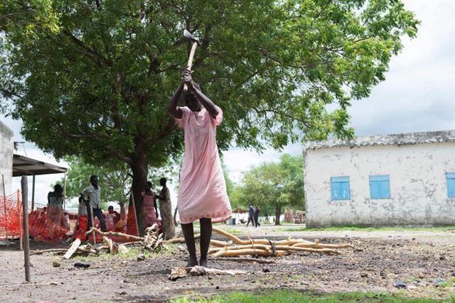 Cô gái trẻ trong một trại tị nạn ở Nam Sudan, Malakal