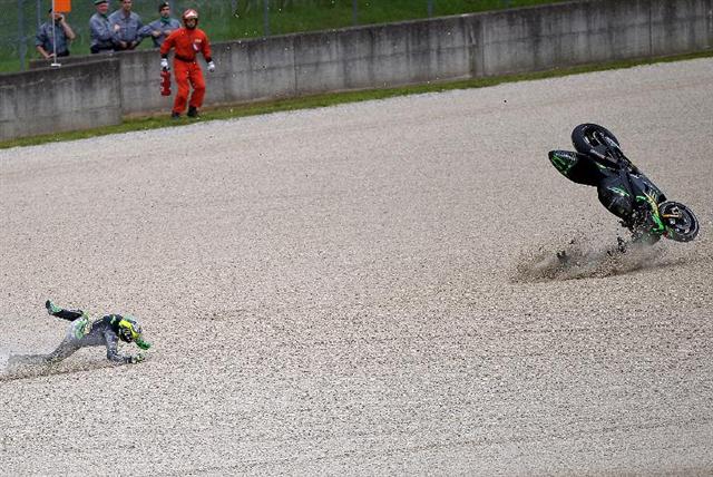 Tay đua Tây Ban Nha Pol Espargaro trượt ngã trong lúc tập luyện cho giải Grand Prix của Ý tại Mugello