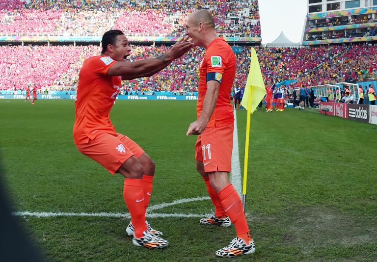 Robben ăn mừng bàn thắng cùng đồng đội trong trận Hà Lan gặp Chile tại Arena Corinthians trong khuôn khổ World Cup 2014