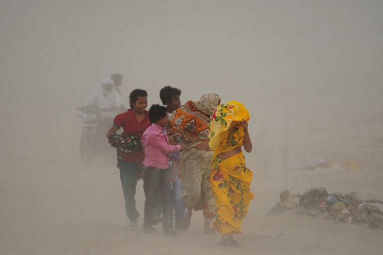 Tín đồ Hindu Ấn Độ đi qua một cơn bão cát ở Sangam, Allahabad vào ngày 23 Tháng 6 năm 2014