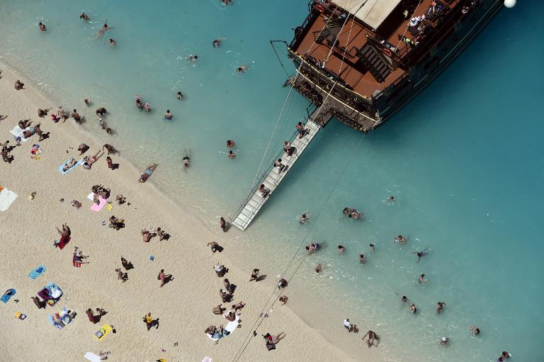 Khách du lịch lên một con tàu du lịch tận hưởng ánh nắng và biển tại bãi biển Zakynthos, Hy Lạp, vào ngày 23 tháng 6 năm 2014