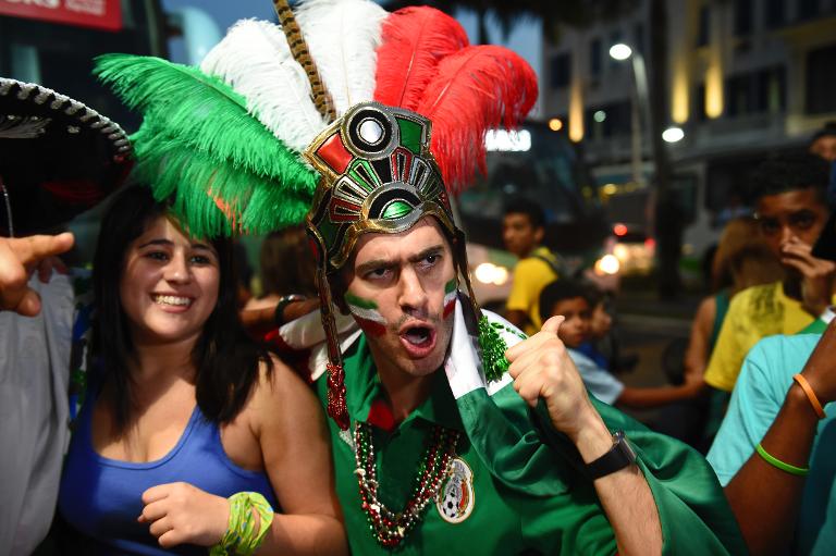 Người hâm mộ Mexico chờ đợi đội bóng của họ xuất hiện tại một khách sạn ở Santos, Sao Paulo, Brazil