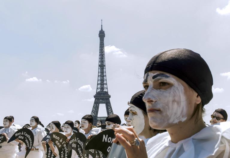 Nhiều người ăn mặc như tên hề Pierrot-một nhân vật sân khấu- để tham gia vào một cuộc biểu tình dưới chân tháp Eiffel, Paris