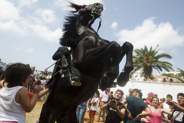 Ảnh chụp tại lễ hội truyền thống San Juan (Saint John) ở thị trấn Ciutadella, trên đảo Balearic, Menorca vào ngày lễ Thánh Saint John