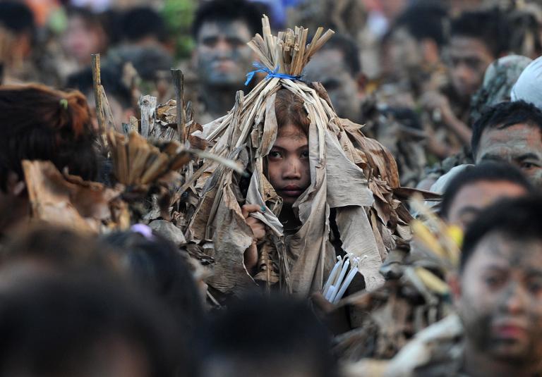 Các tín đồ phủ bùn và mặc trang phục được làm từ lá chuối tham dự  lễ Thánh Gioan Tẩy Giả, hay còn biết đến với tên gọi địa phương là lễ hội 'người bùn' tại Aliaga, phía bắc Manila
