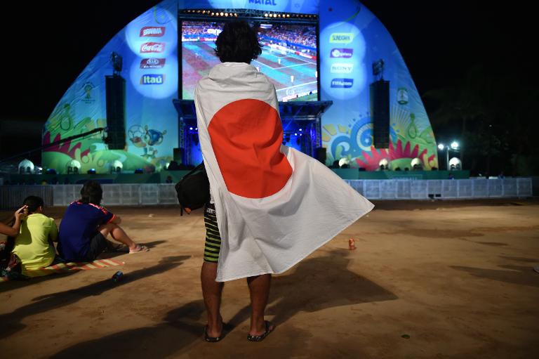 Một CĐV Nhật Bản khoác quốc kỳ trên người trong khi theodõi trận đấu ở bảng C giữa Nhật Bản và Colombia được tổ chức tại Pantanal Arena, Cuia, Brazil