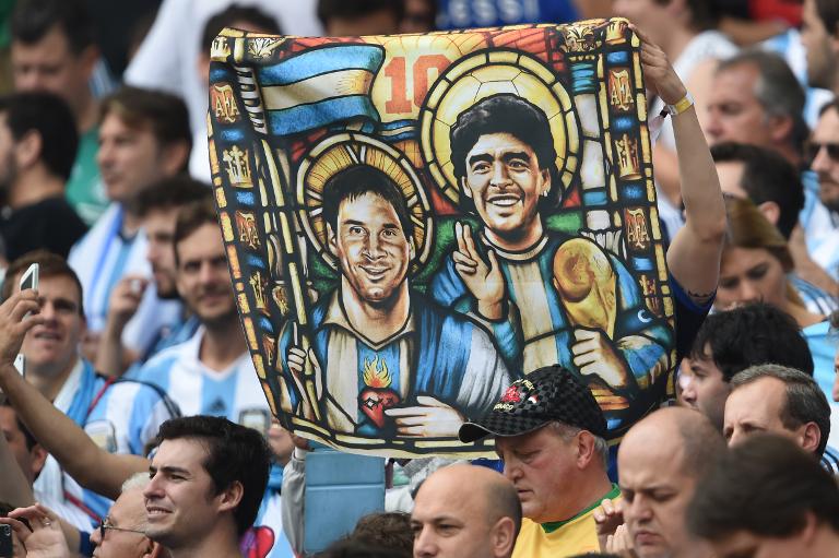 Một fan hâm mộ Argentina bức tranh vẽ Lionel Messi và Diego Maradona như những vị Thánh, tại sân vận động Beira-Rio, Porto Alegre, Brazil