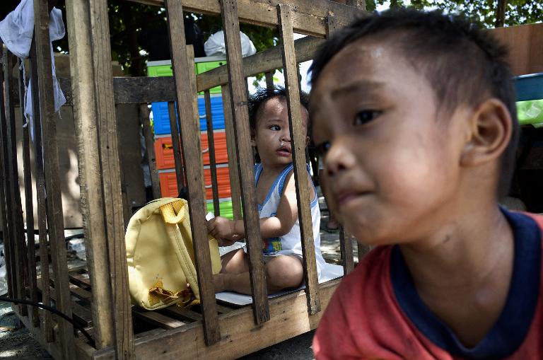 Những đứa trẻ phải sống trên đường phố sau khi khu ổ chuột cho người vô gia cư tại Manila  bị phá hủy