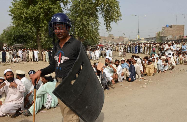 Những người Pakistan di dời khỏi khu vực hoạt động quân sự xếp hàng bên ngoài một trung tâm phân phối viện trợ trong chương trình Lương thực Thế giới tại Bannu, Pakistan