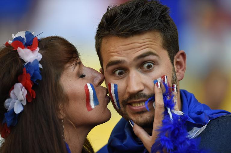 2 CĐV đội Pháp trước trận đấu giữa Ecuador và Pháp tại sân vận động Maracana, Rio de Janeiro trong khuôn khổ World Cup 2014