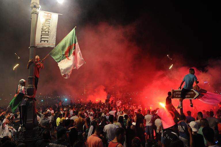 Hâm mộ bóng đá Algeria ăn mừng ở Marseille, miền nam nước Pháp