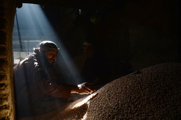 Một ngày lao động của người dân Afghanistan làm việc tại một nhà máy hạt đậu trước tháng thánh lễ Ramadan ở Kabul