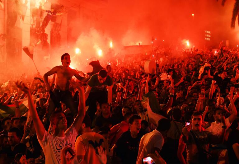 Người hâm mộ ăn mừng tại Algiers khi đội nhà loại bỏ Nga sau trận hòa 1-1 tại World Cup 2014