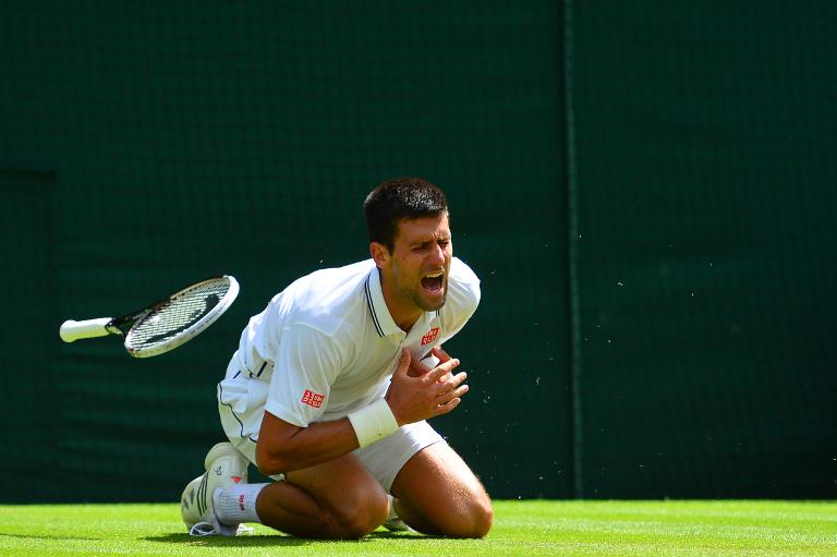 Novak Djokovic trong trận đấu với Gilles Simon All England Tennis Club ở Wimbledon, tây nam London