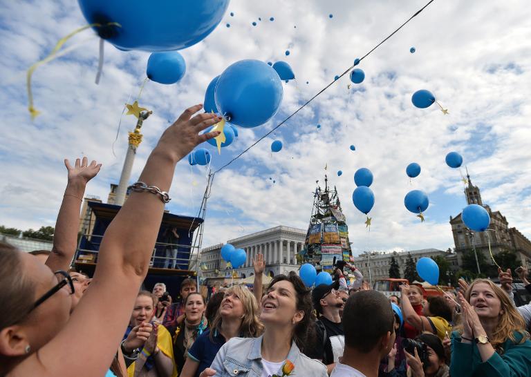 Người dân Ukraine thả bong bóng trên quảng trường Maidan để ăn mừng việc ký kết thỏa thuận liên kết EU-Ukraine lịch sử