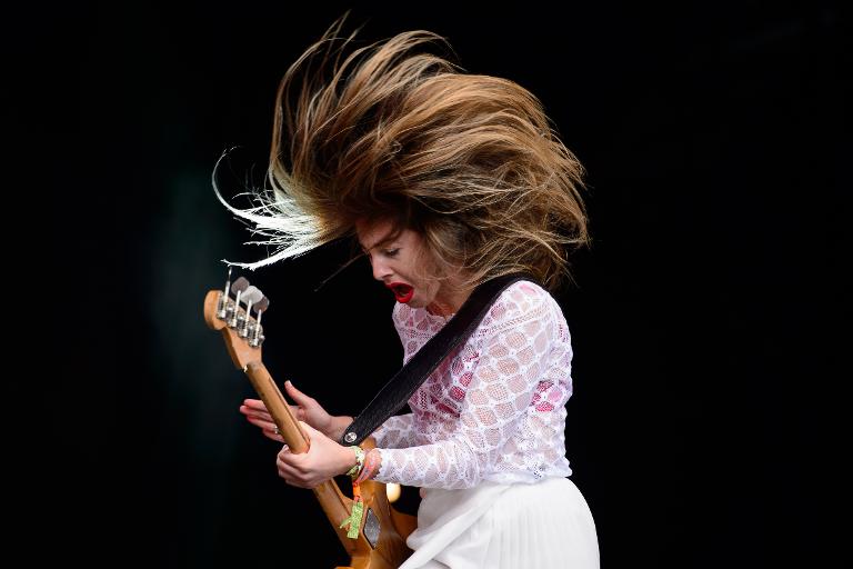 Este Haim của ban nhạc Haim Mỹ biểu diễn tại Liên hoan Âm nhạc và Nghệ thuật biểu diễn Glastonbury  ở Somerset, tây nam nước Anh