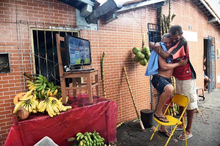 Người hâm mộ Brazil chia sẻ niềm vui cùng nhau sau sau khi đội nhà chiến thắng trước Chile và dành vé bước tiếp vào vòng sau