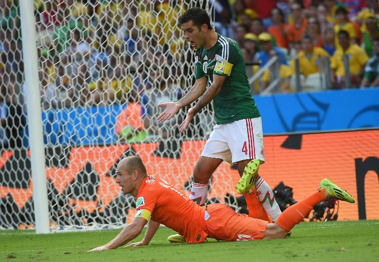 Hậu vệ Mexico, đội trưởng Rafael Marquez phản ứng sau khi trọng tài thổi phạt mình sau pha tranh chấp bóng với Arjen Robben (R) trên sân vận động Castelao tại Fortaleza, Brazil