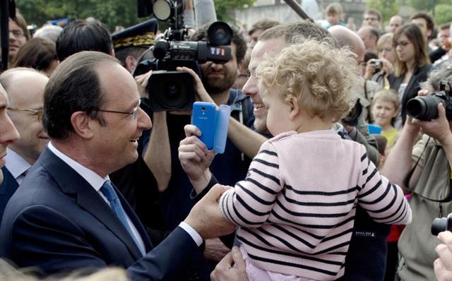 Tổng thống Pháp François Hollande chào đám đông tại Trevieres, Calvados