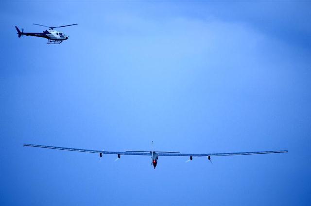 Máy bay năng lượng mặt trời của Thụy Sỹ, Solar Impulse 2, bay thử nghiệm thành công tại căn cứ không quân Payerne, Thụy Sĩ