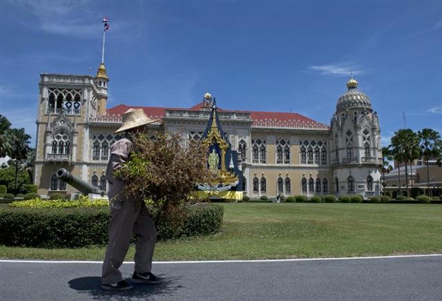 Một công nhân Thái vệ sinh khu vực xung quanh tòa nhà của chính phủ tại Bangkok