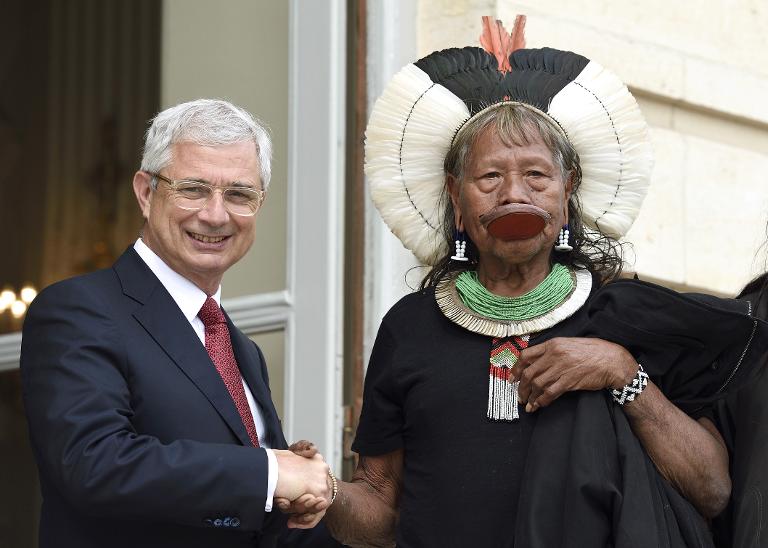 Chủ tịch Quốc hội Claude Bartolone hoan nghênh tù trưởng bộ tộc Amazon Kayapo, Raoni Metuktire ở Paris