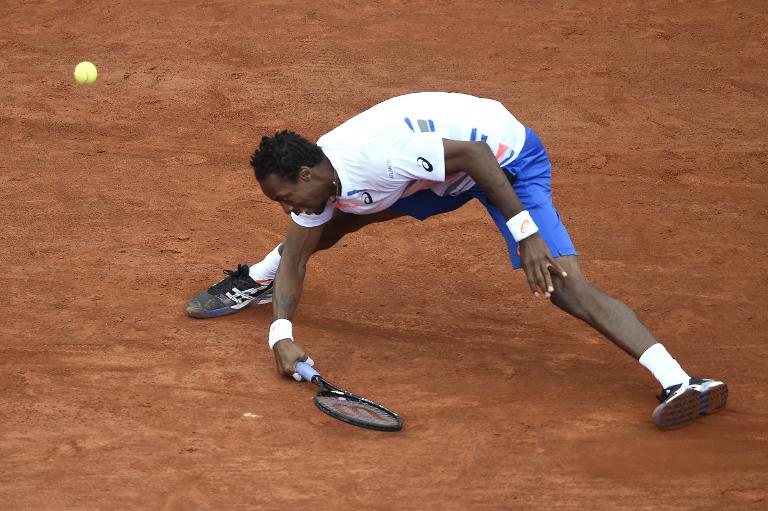 Tay vợt Pháp Gael Monfils đối đầu với Andy Murray trong trận tứ kết Roland Garros