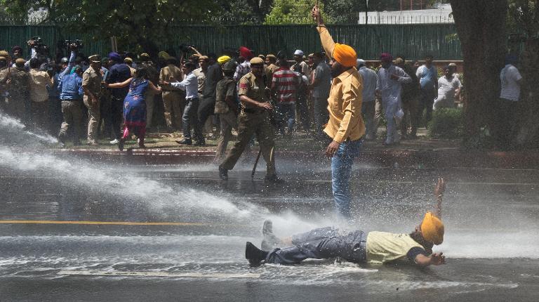 Cảnh sát Ấn Độ đã sử dụng vòi rồng để giải tán những người Sikh biểu tình bên ngoài trụ sở của đảng Quốc đại ở New Delhi