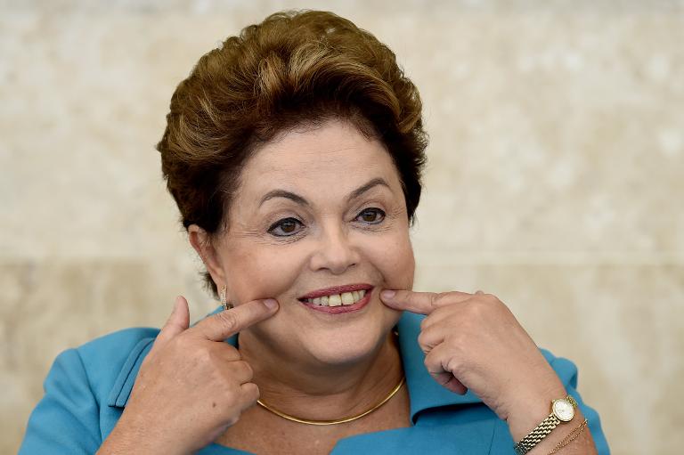 Tổng thống Brazil Dilma Rousseff tại một cuộc họp tại Brasilia, trong khi đó, các bất ổn xã hội đang ở đỉnh cao